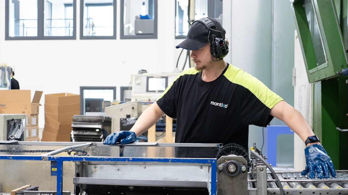 Konsult från Montico i industrimiljö.