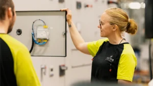 Elmontörer på Holtab